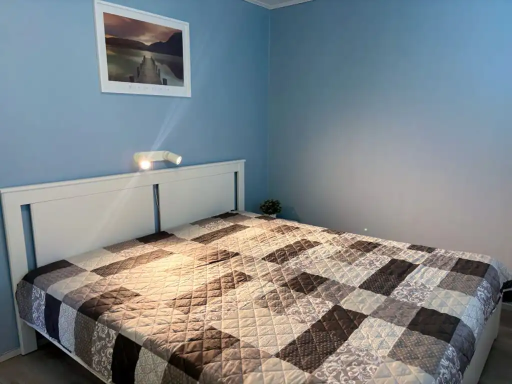 Schlafzimmer mit Doppelbett im Ferienhaus Västerlyckan