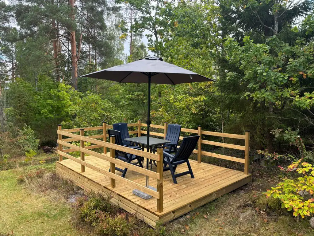 Sitzplatz im Grünen beim Hus Västerlyckan nahe dem Västersjön