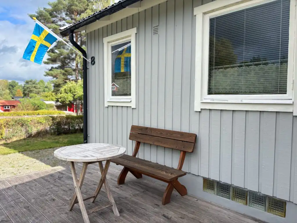 Sitzbank vor dem Hus Västerlyckan in Saleboda