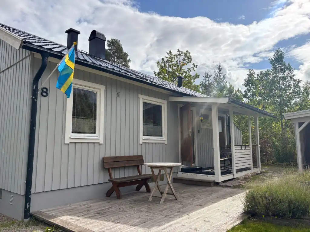 Außenbereich und Terrasse des Hus Västerlyckan nahe dem Västersjön