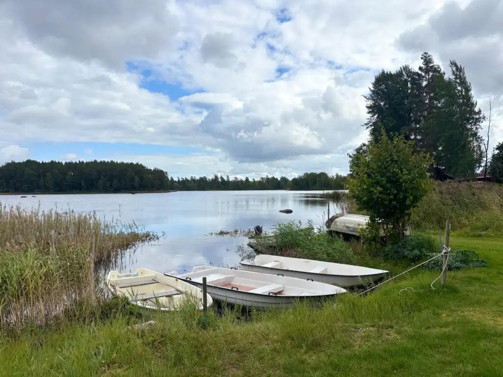 Västersjön mit Boot nahe dem Hus Västerlyckan in Saleboda