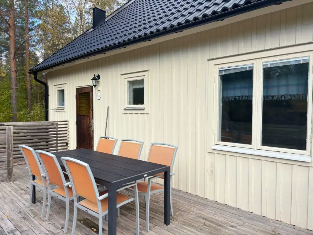 Terrasse mit Sitzgruppe am Nordic Haven in Dalarna