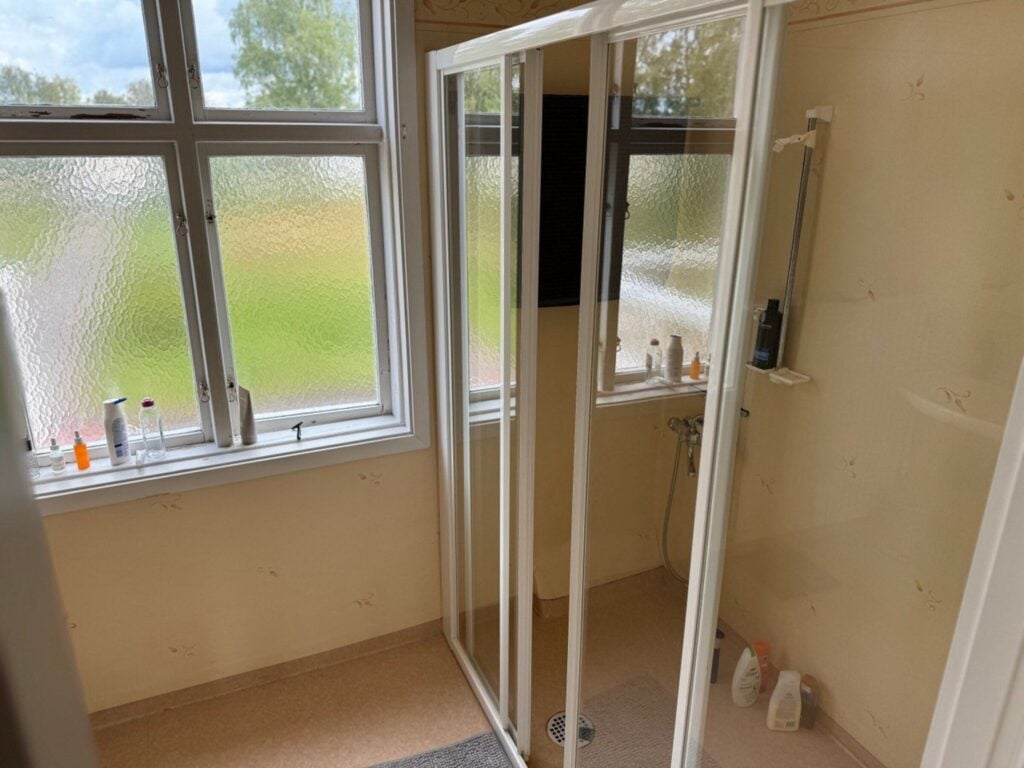 Modernes Badezimmer im Seegut Hovmantorp in Hovmantorp