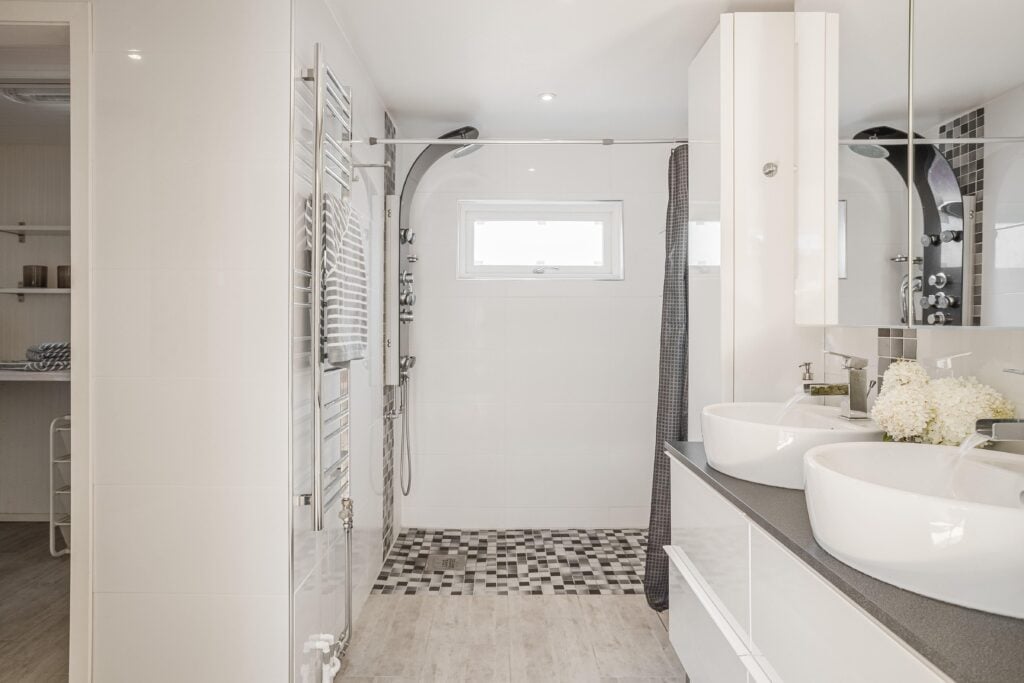 Modernes Badezimmer mit Dusche in der Villa Kvarnbacken – exklusives Ferienhaus in Ljungbyholm bei Kalmar
