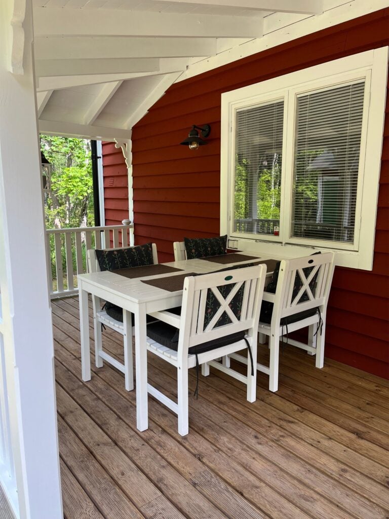 Überdachte Terrasse der Banvaktstuga – Ferienhaus in Fliseryd mit Garten in Småland