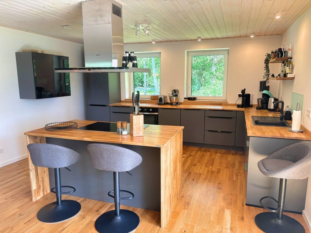 Moderne Küche mit Kochinsel in der Villa Bergsmåla