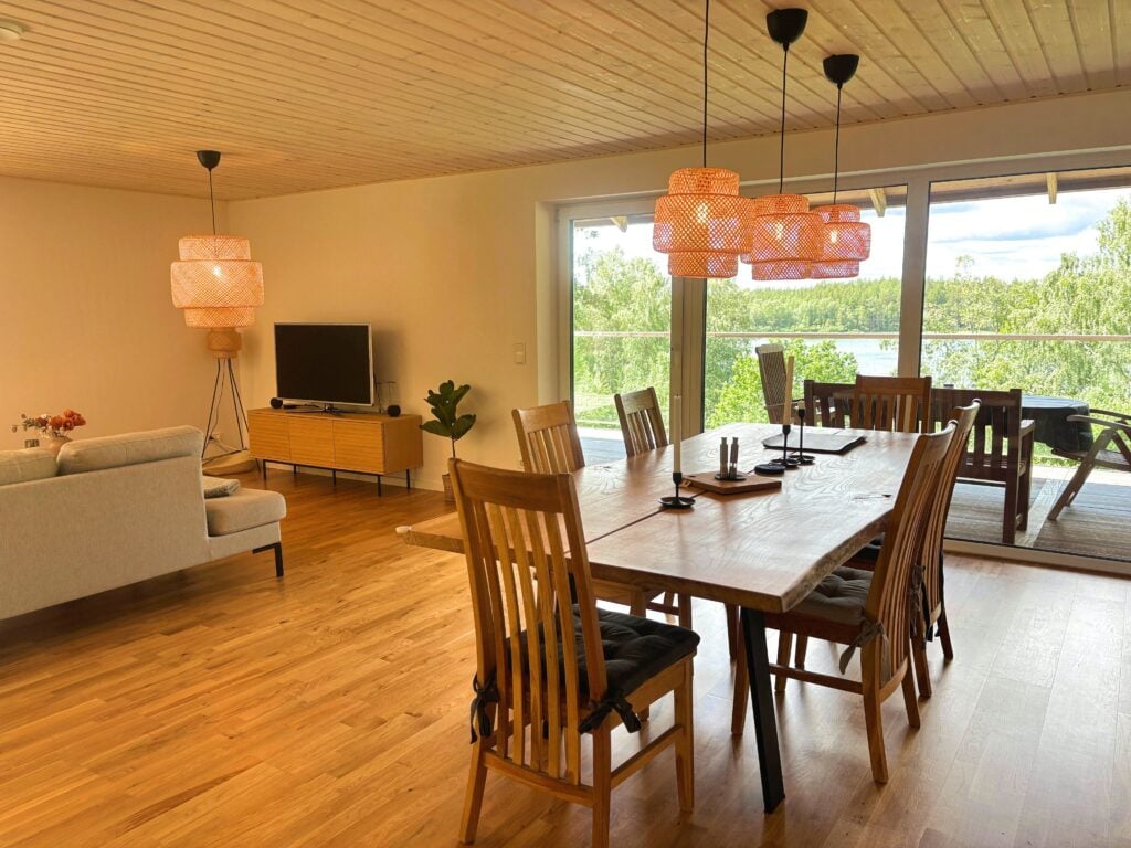 Essbereich mit Blick auf die Natur in Villa Bergsmåla