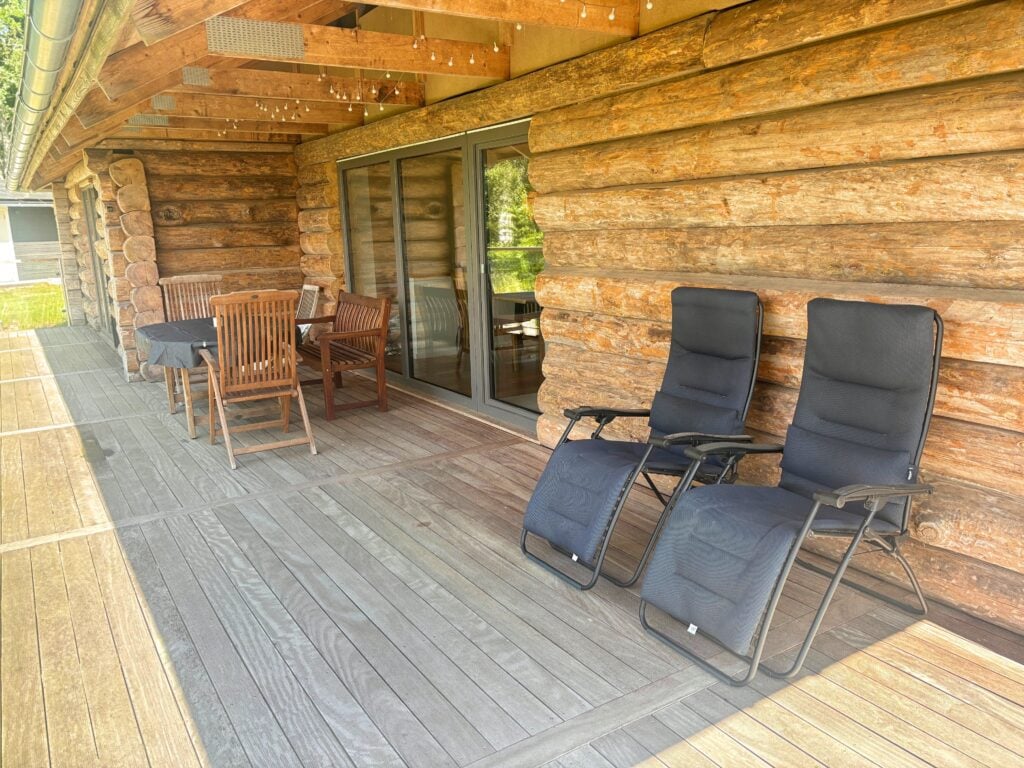 Große Holzterrasse am Ferienhaus Villa Bergsmåla