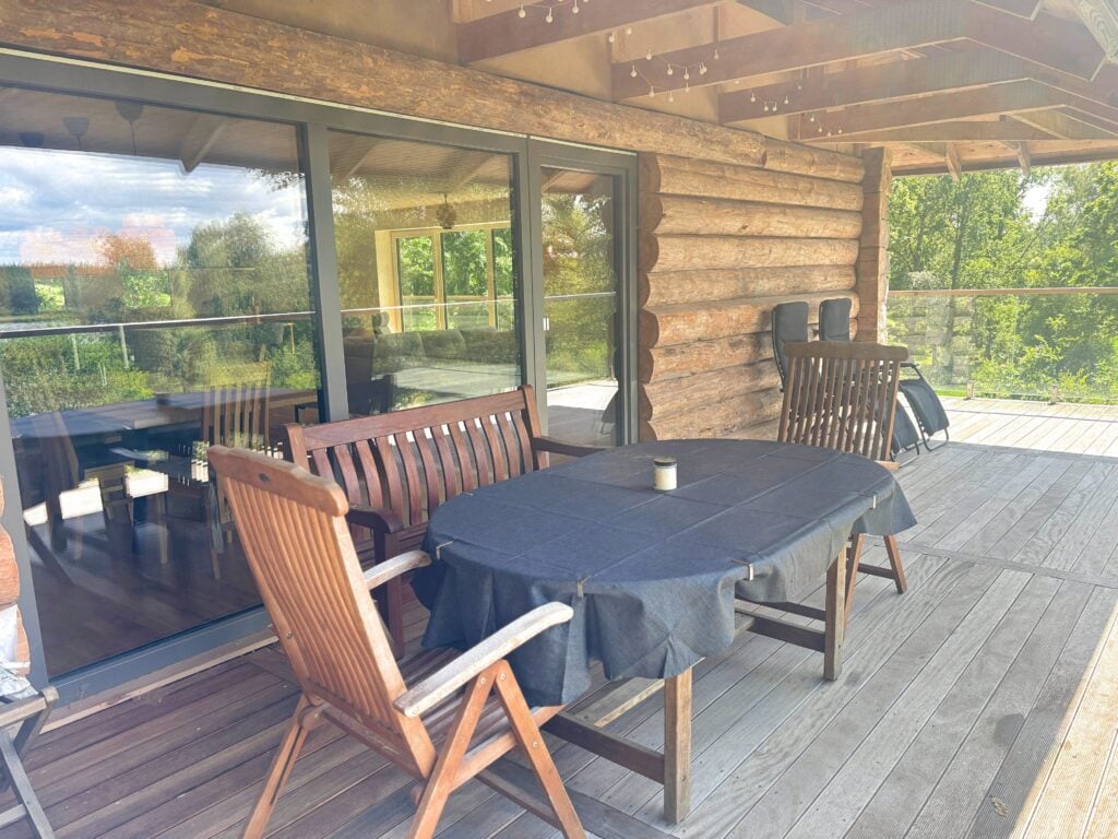Überdachte Terrasse mit Sitzbereich und Seeblick