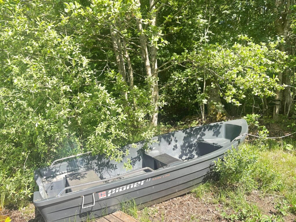 Ruderboot am Ufer bei der Villa Bergsmåla