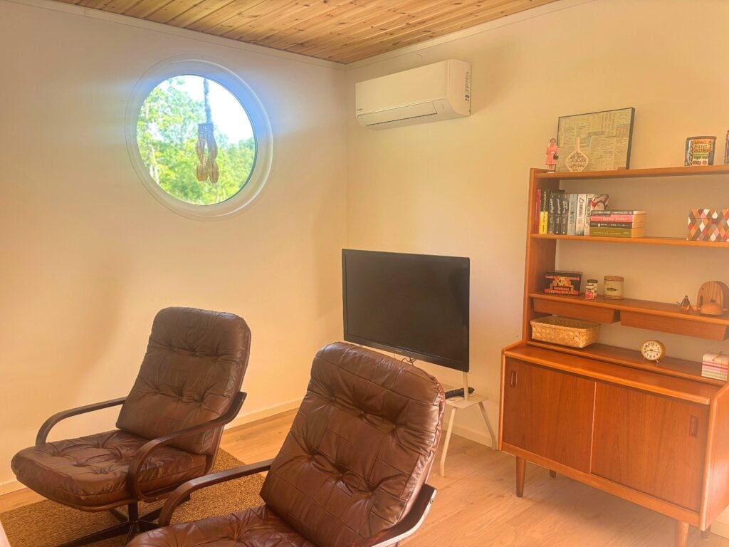 Wohnzimmer der Stuga Haget mit Fernseher und gemütlicher Sitzecke