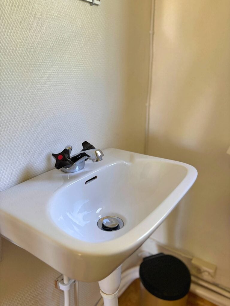 Waschbecken im Badezimmer des Hus Hammerstrand