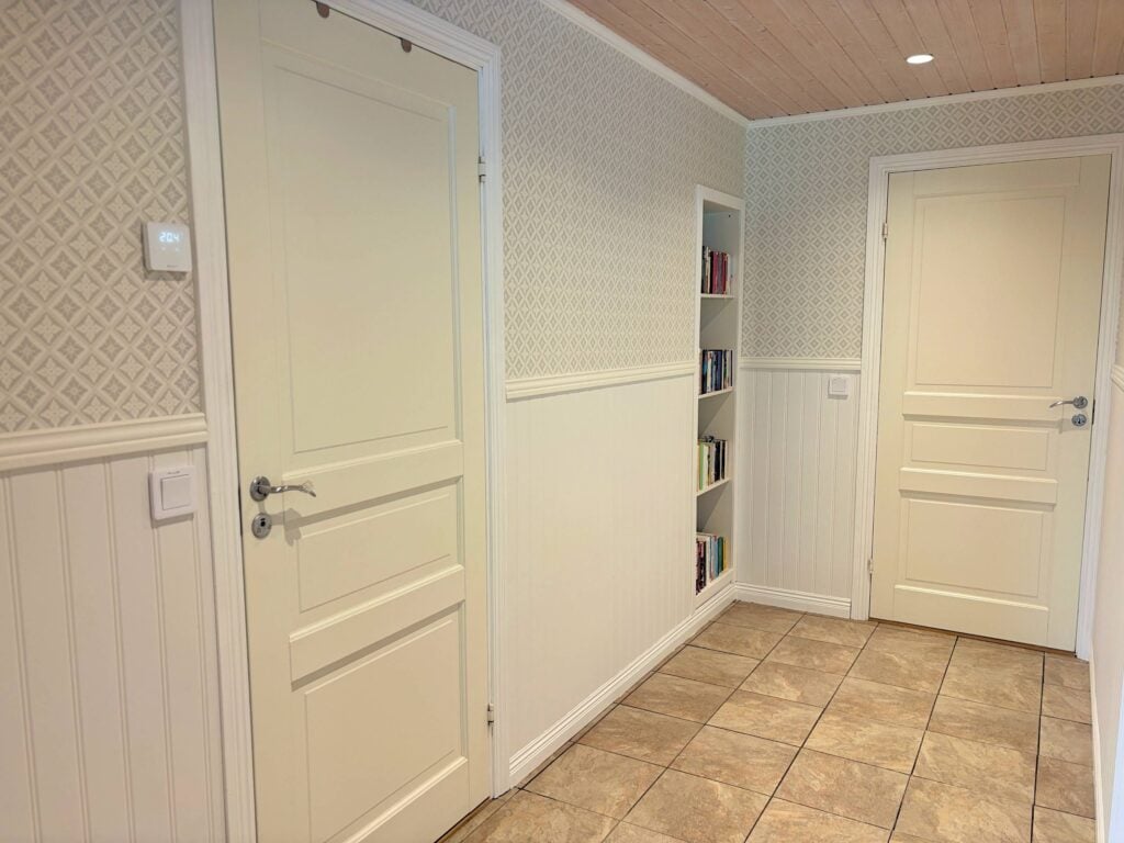 Heller Flur im modernen Ferienhaus Blå Havet in Figeholm