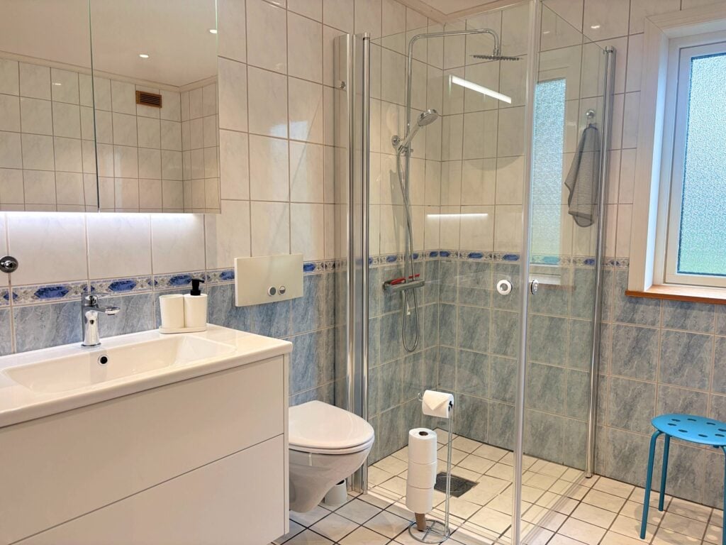 Zweites modernes Badezimmer mit Dusche und WC im Blå Havet