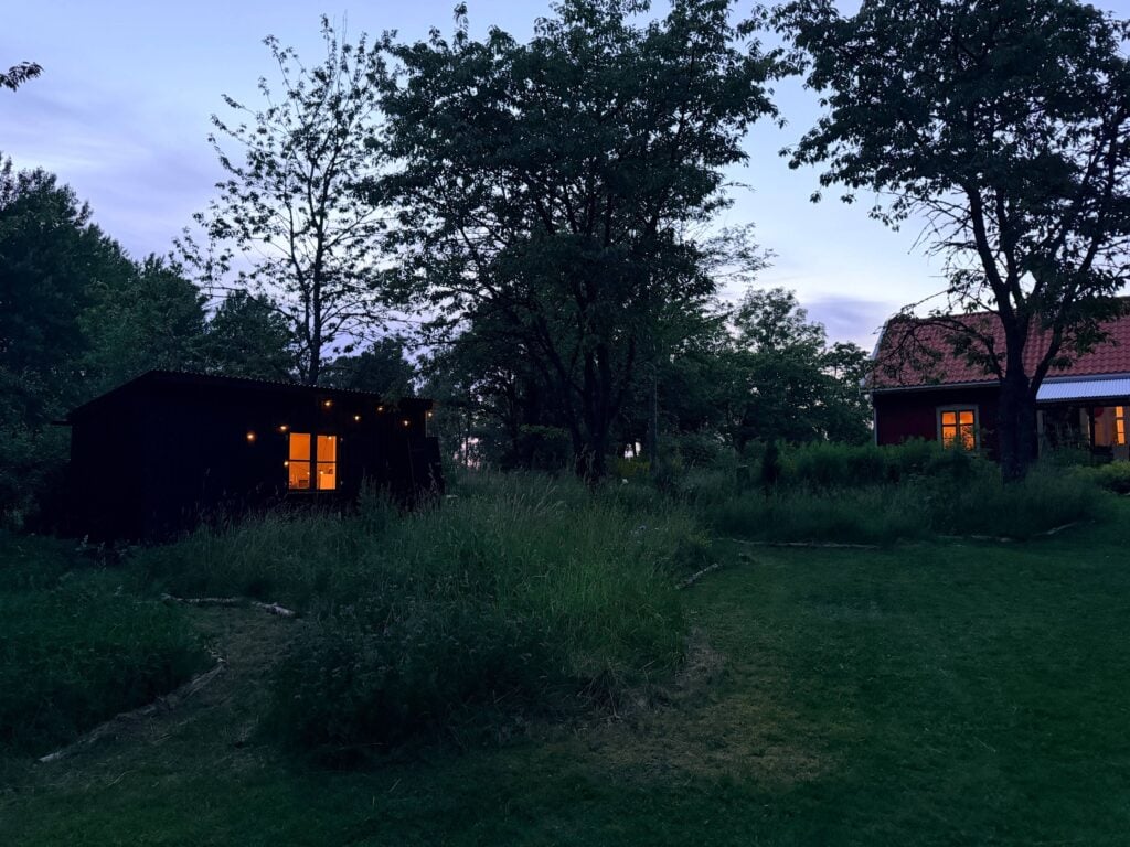 Little Owl House am Abend in ruhiger Naturlage in Småland