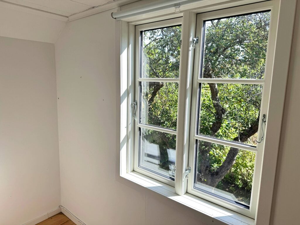 Schlafzimmerfenster mit Blick ins Grüne in der Stuga Annika