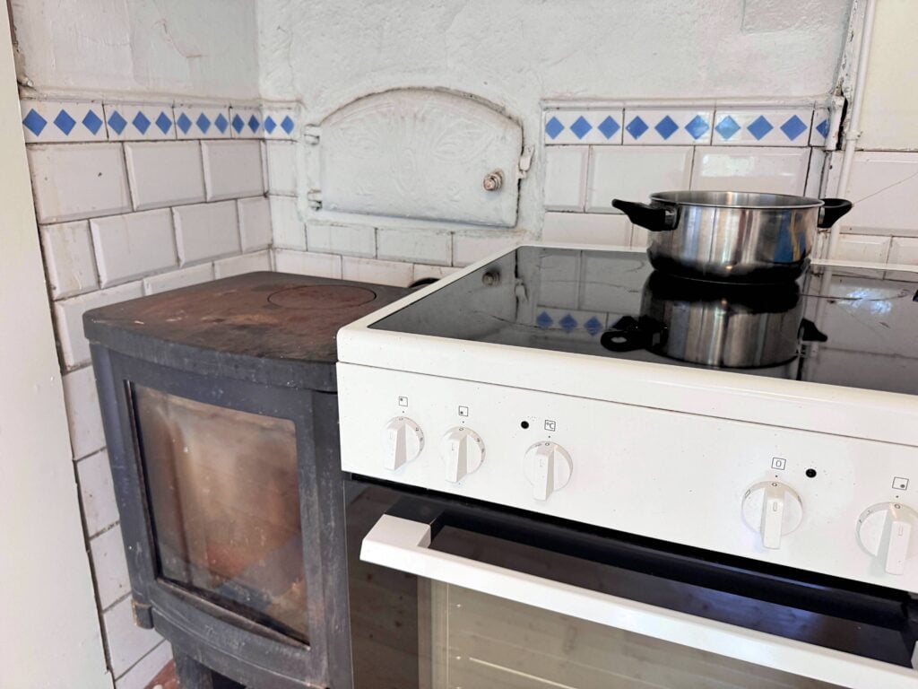 Kochbereich mit Herd und Backofen in der Stuga Annika