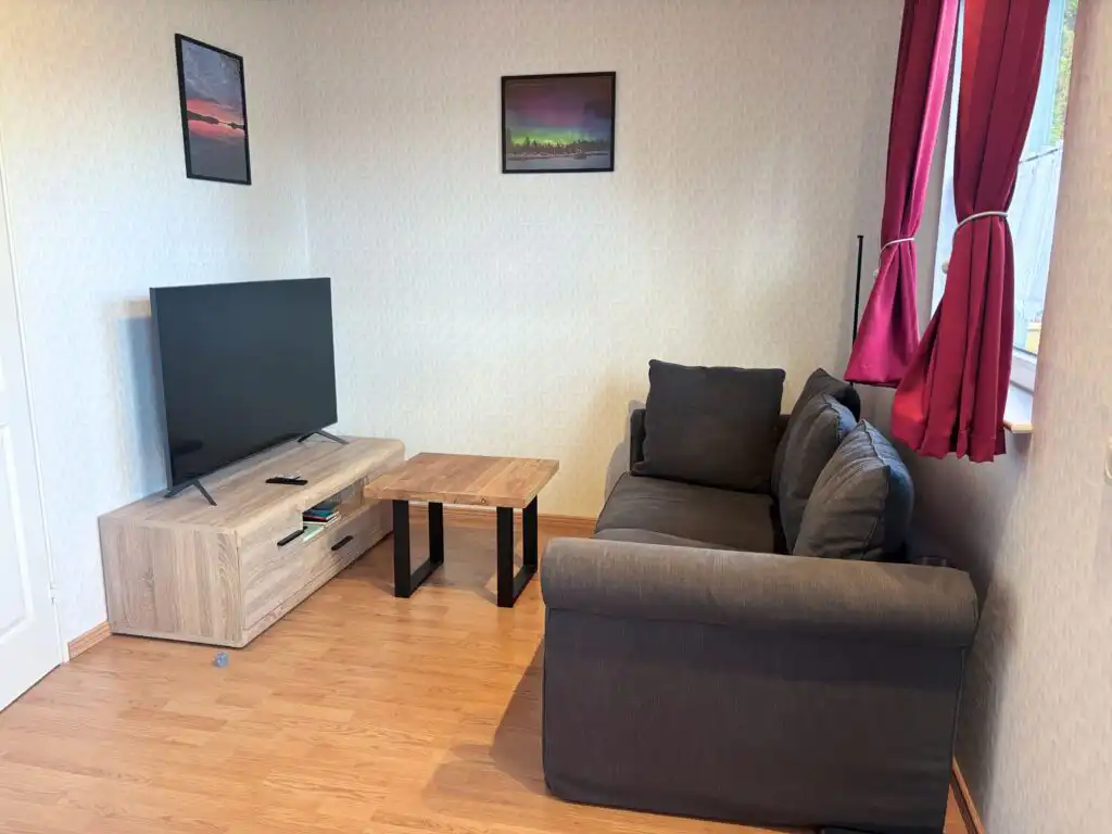 Wohnbereich mit Smart-TV in der Stuga Långban