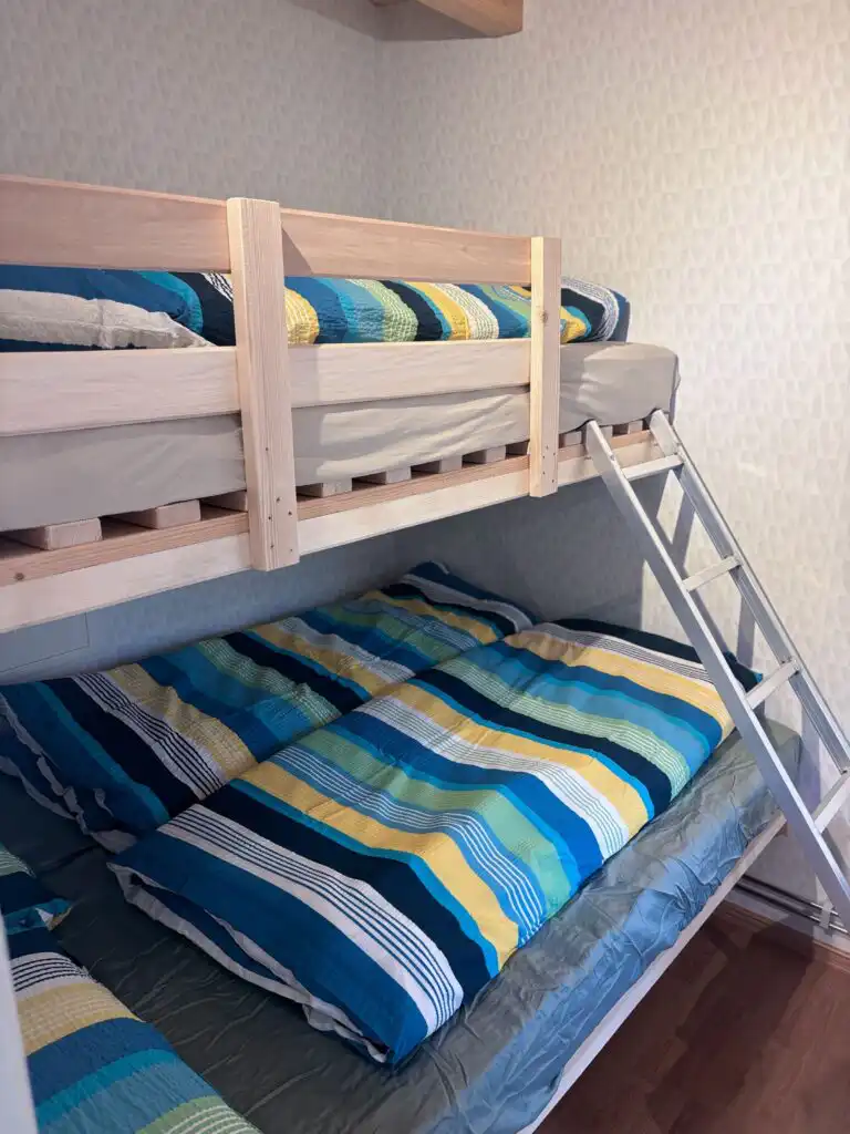 Schlafbereich mit Etagenbett in der Stuga Långban