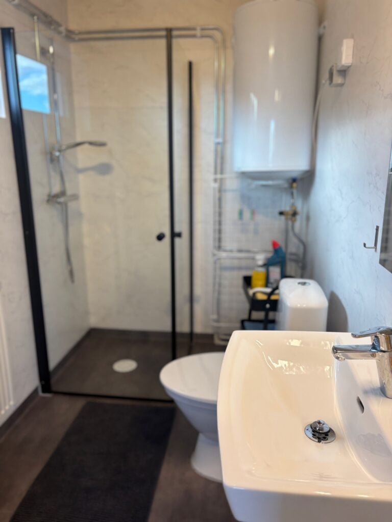 Modernes Badezimmer mit Dusche in der Stuga Långban
