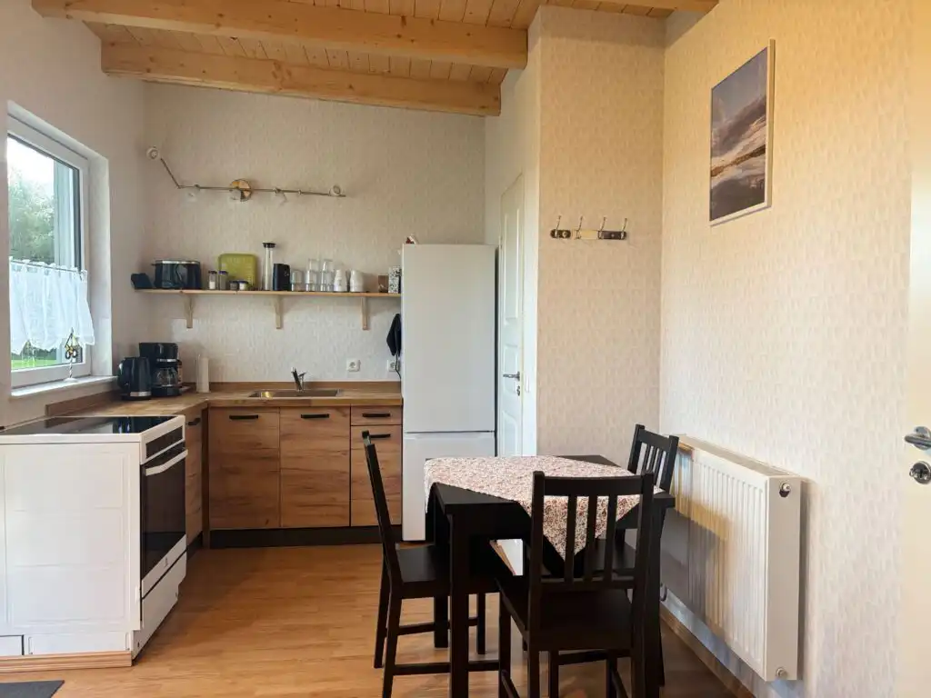 Essbereich und Küche in der Stuga Långban bei Filipstad