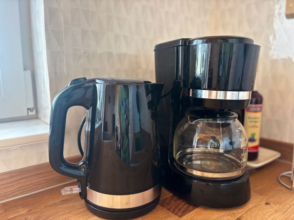 Kaffeemaschine und Wasserkocher in der Küche der Stuga Långban