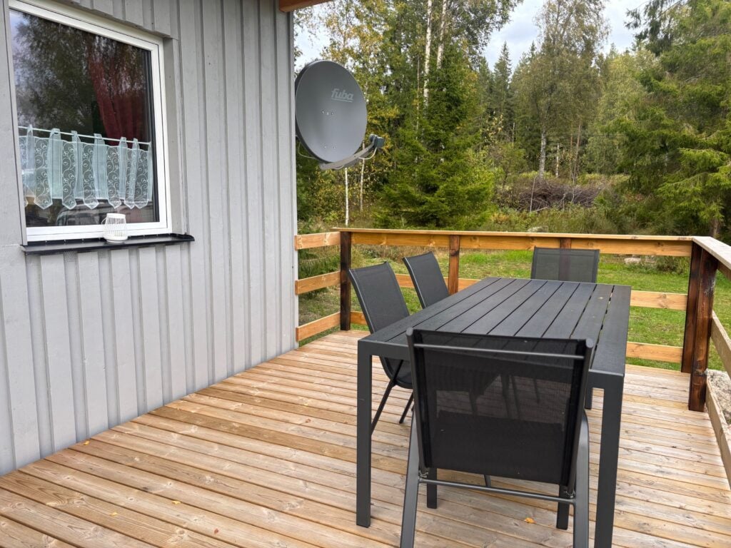 Terrasse mit Sitzplatz an der Stuga Långban direkt am See