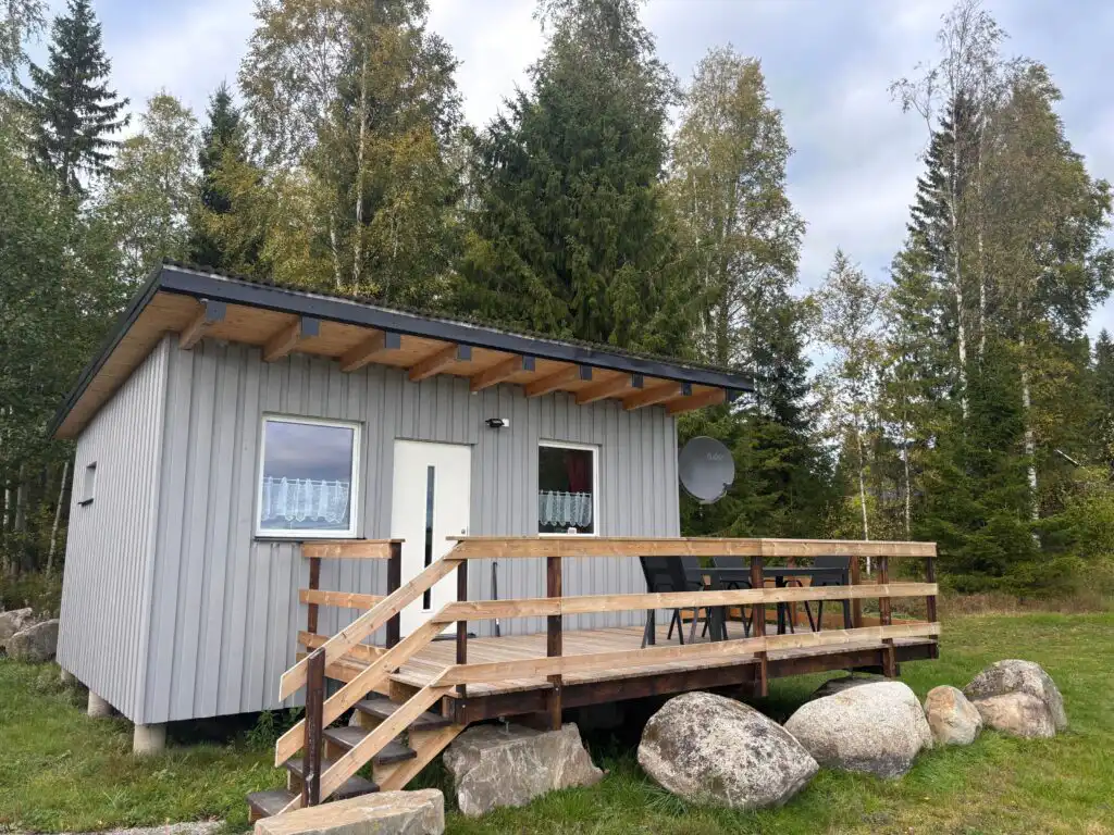 Außenansicht der Stuga Långban direkt am See in Värmland