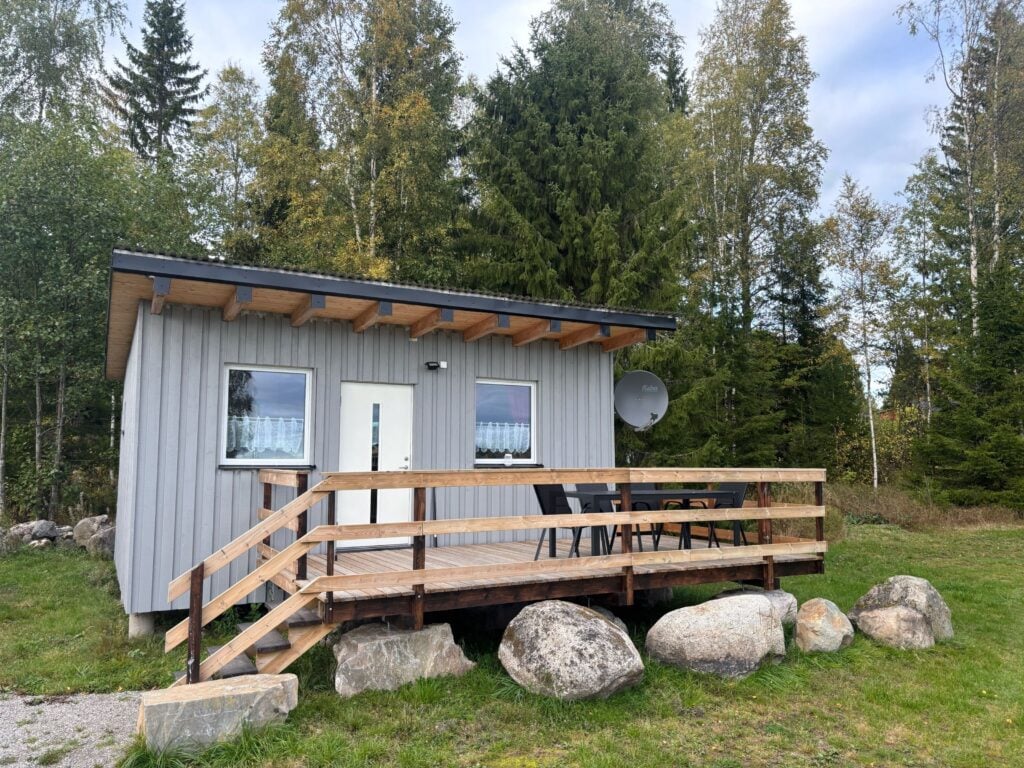 Außenansicht der Stuga Långban mit Terrasse in Värmland