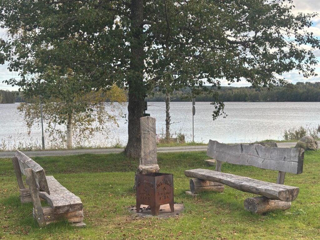 Sitzplatz am See nahe der Stuga Långban in Filipstad