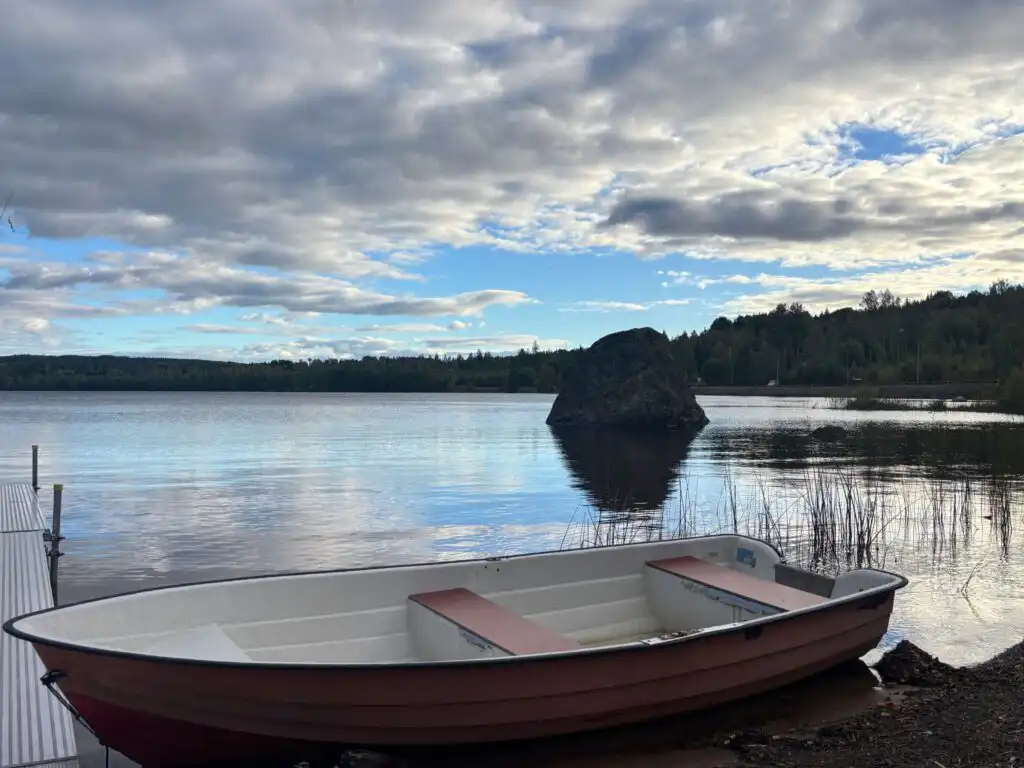 Ruderboot am See bei der Stuga Långban in Värmland