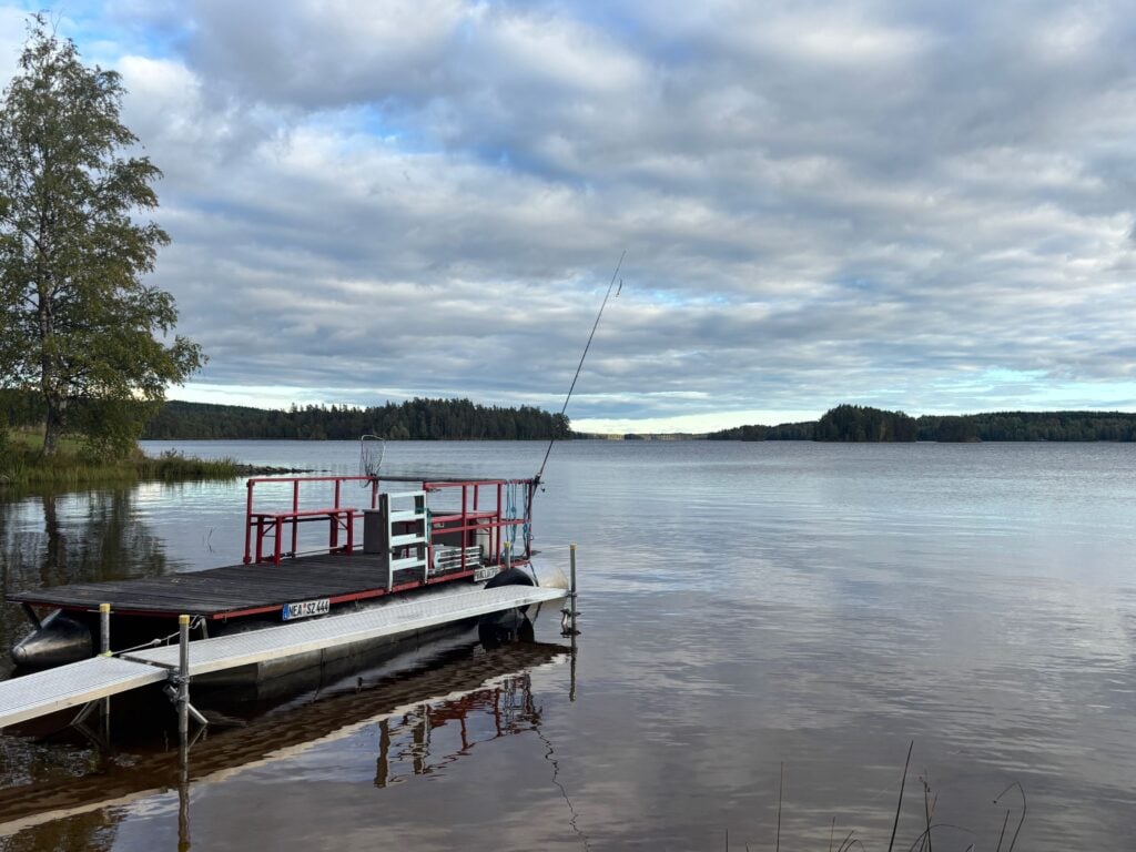 Seeblick und Steg bei der Stuga Långban in Värmland