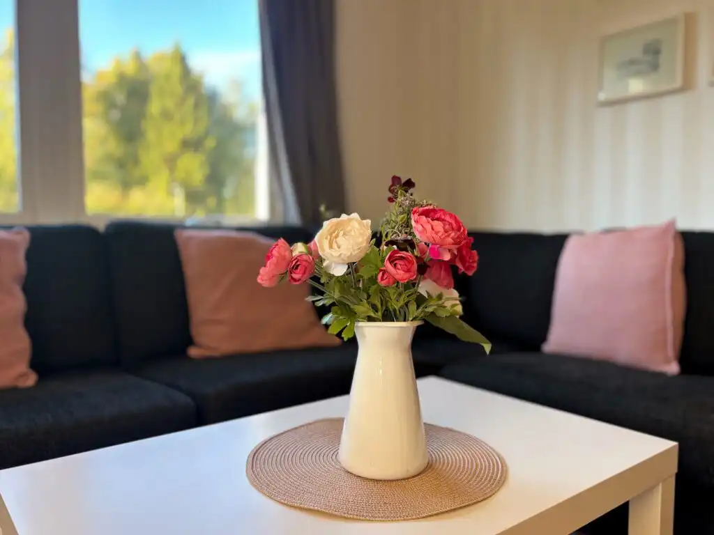 Wohnbereich mit Sofa im Ferienhaus Sunny in Värmland