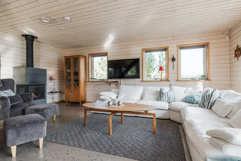 Heller Wohnbereich im Haus Blankavik mit Blick Richtung Schären