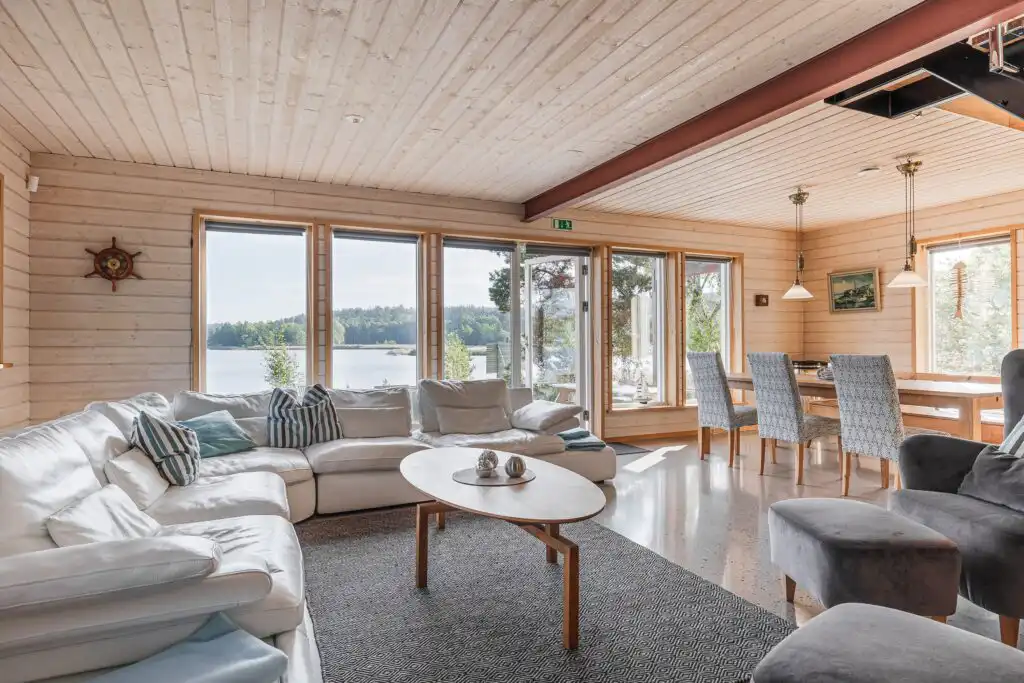 Offener Wohn- und Essbereich im Haus Blankavik in Småland