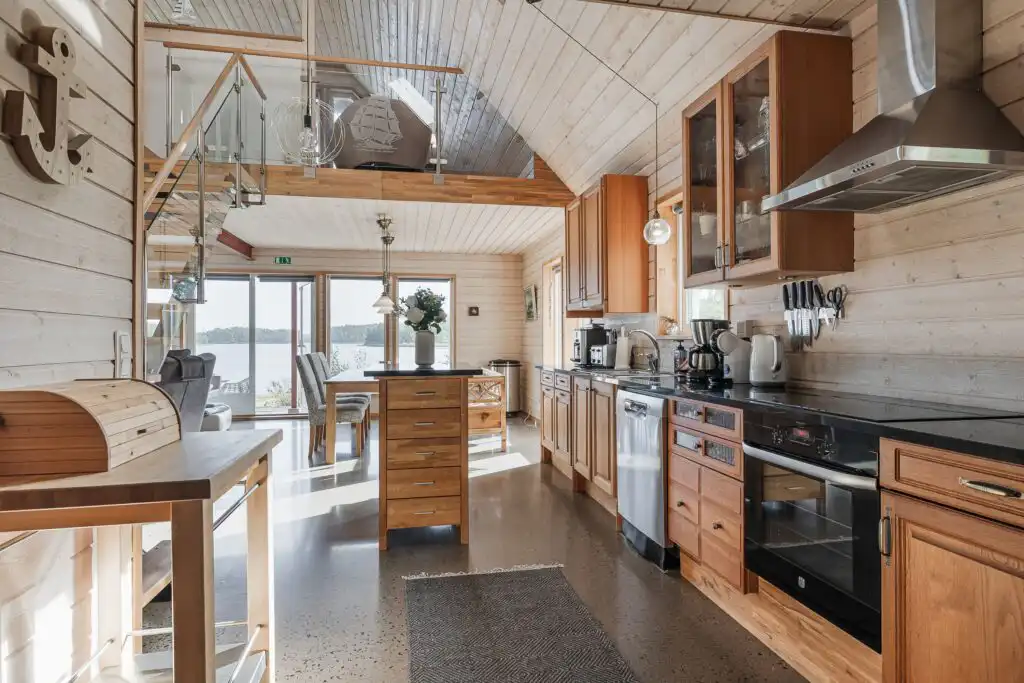 Offene Küche mit Galerie im Haus Blankavik in Småland