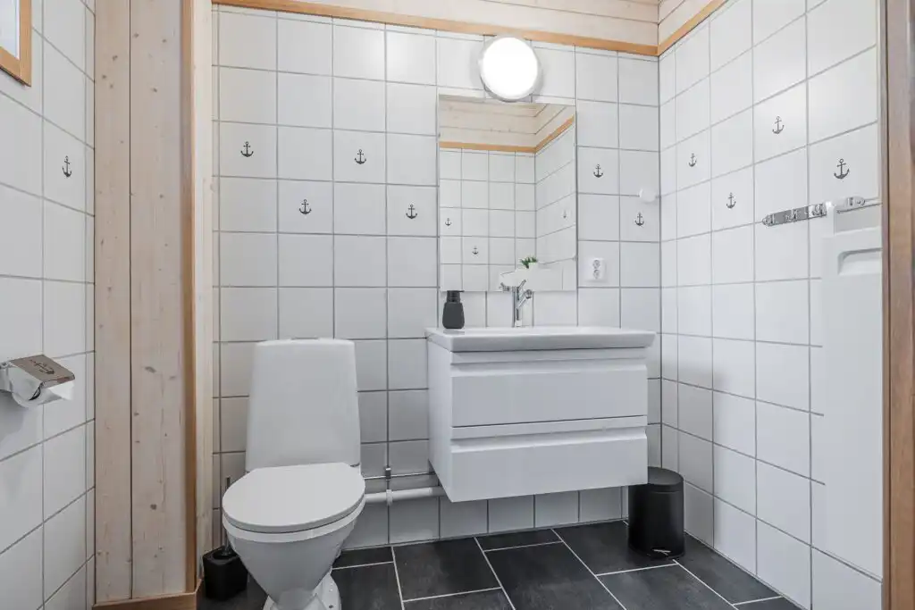 Modernes Badezimmer mit Dusche im Haus Blankavik