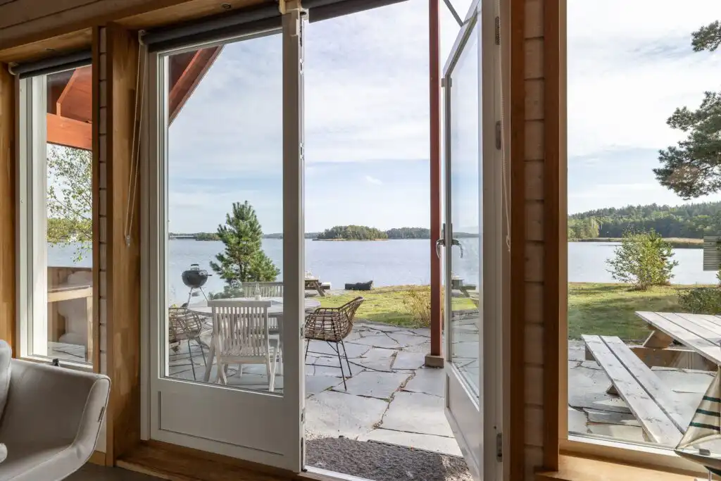 Wohn- und Essbereich mit Blick auf die Ostsee im Haus Blankavik