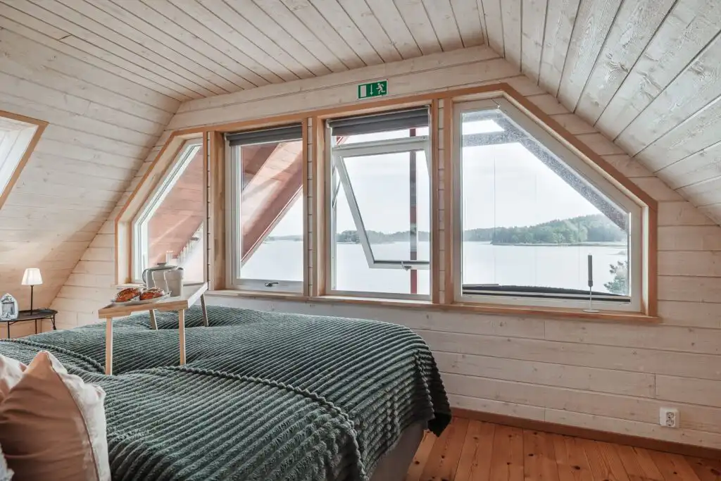 Schlafbereich auf der Galerie mit Meerblick im Haus Blankavik