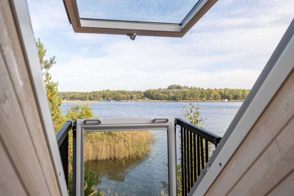 Fensterbalkon mit Blick auf die Ostsee im Haus Blankavik