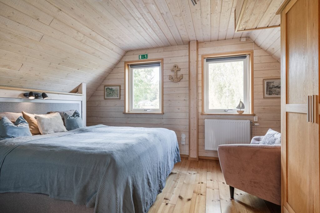 Schlafzimmer mit Doppelbett im Haus Blankavik an der Ostsee