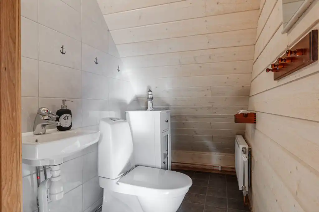Badezimmer mit WC und Waschbecken im Haus Blankavik