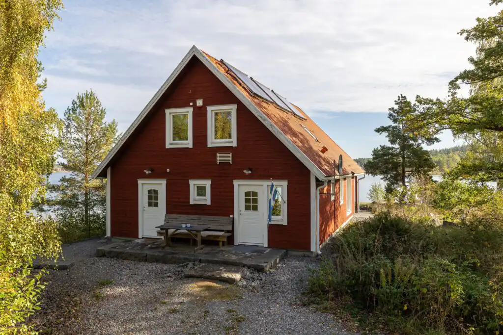 Außenansicht des Haus Blankavik in der Schärenlandschaft Smålands