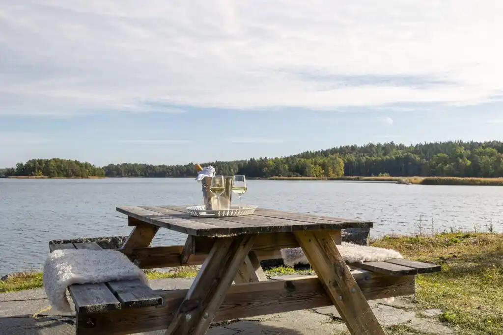 Sitzplatz direkt am Wasser beim Haus Blankavik