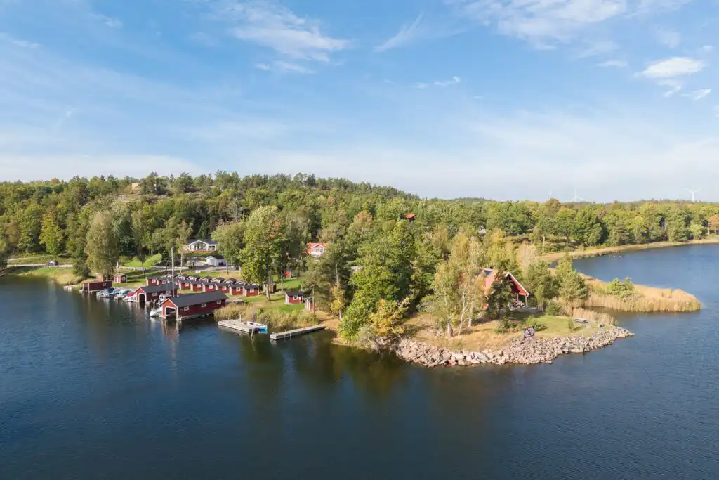 Luftaufnahme der Schärenlandschaft bei Haus Blankavik in Småland