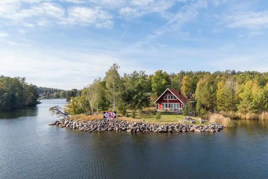 Luftaufnahme von Haus Blankavik direkt in den schwedischen Schären